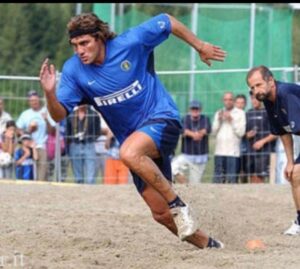 Christian Vieri Instagram - Da oggi sono NELLA HALL OF FAME dell’FC INTER⚽️⚽️⚽️ grazie a tutti i tifosi che mi hanno votato ❤️❤️❤️ @inter ⚽️⚽️⚽️⚽️⚫️🔵⚫️🔵⚫️🔵