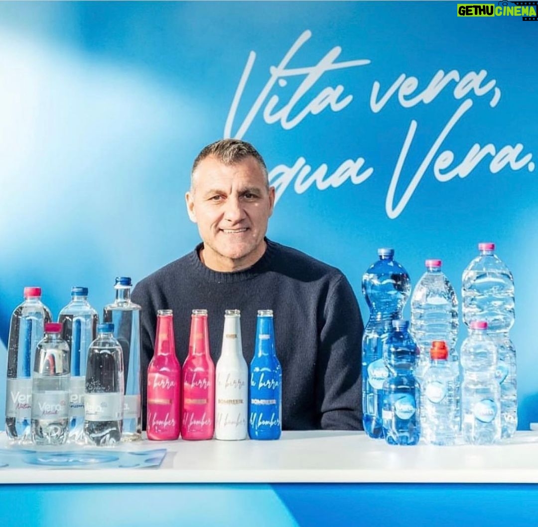 Christian Vieri Instagram - Domenica 19 Febbraio a @beerfoodattraction abbiamo annunciato una nuova ed importantissima partnership, di cui sono molto orgoglioso, con @_ acquavera 💧 che distribuirà in esclusiva in tutta Italia 🇮🇹 @bombeer.official 🍺 #birra #beer #bombeer #labirradelbomber #labirradeicampioni #labirradeglisportivi #acqua #acquavera #beerandfoodattraction #partnership #vitavera