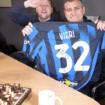 Christian Vieri Instagram - ⚽️ IL BOMBER DEI PRONOSTICI ⚽️ @christianvieri e @mirkocisco si sono sfidati sui pronostici di Serie A! Partecipa anche tu sfidandoli su Risultato Esatto, Marcatori e Cartellini di Lazio - Milan e Napoli - Juve e potrai avere una maglia autografata da Bobo Vieri! Attenzione: Tagga 3 amici affinchè il tuo commento sia valido! @bobet.news #adv