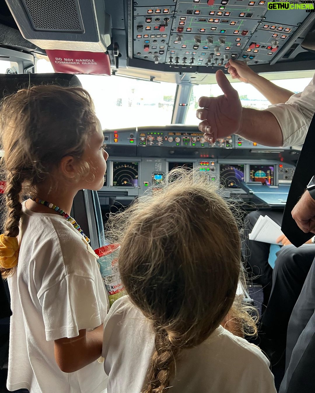 Christian Vieri Instagram - Stella e Isabel studiano per diventare Pilote👩✈️ ✈️