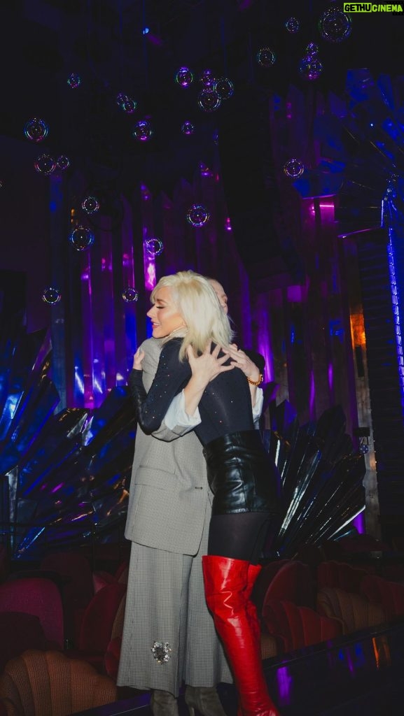 Christina Aguilera Instagram - Diva Mode 101 📓✨🤣