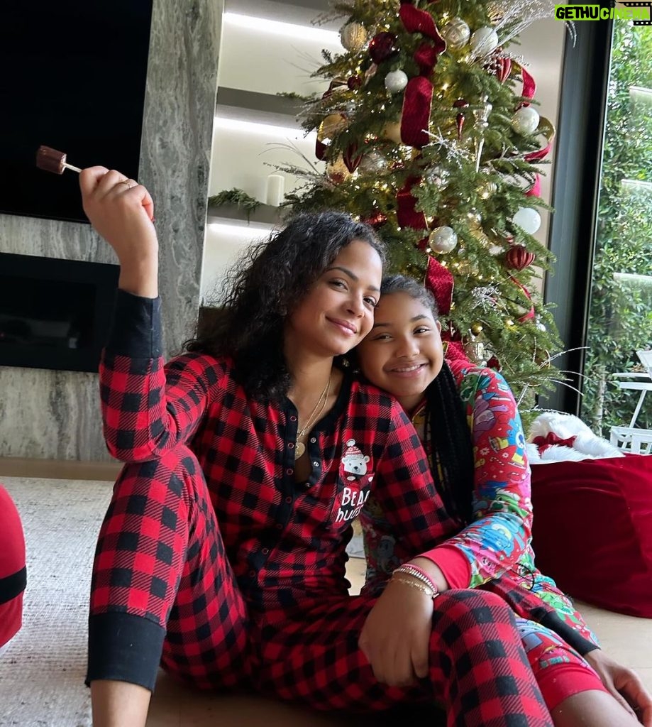 Christina Milian Instagram - Good Morning and Merry Christmas! Praying you all feel an extra dose of joy through the coming year! May your hearts be filled with light! Lots of love from our family to yours. 🎁🎄✨