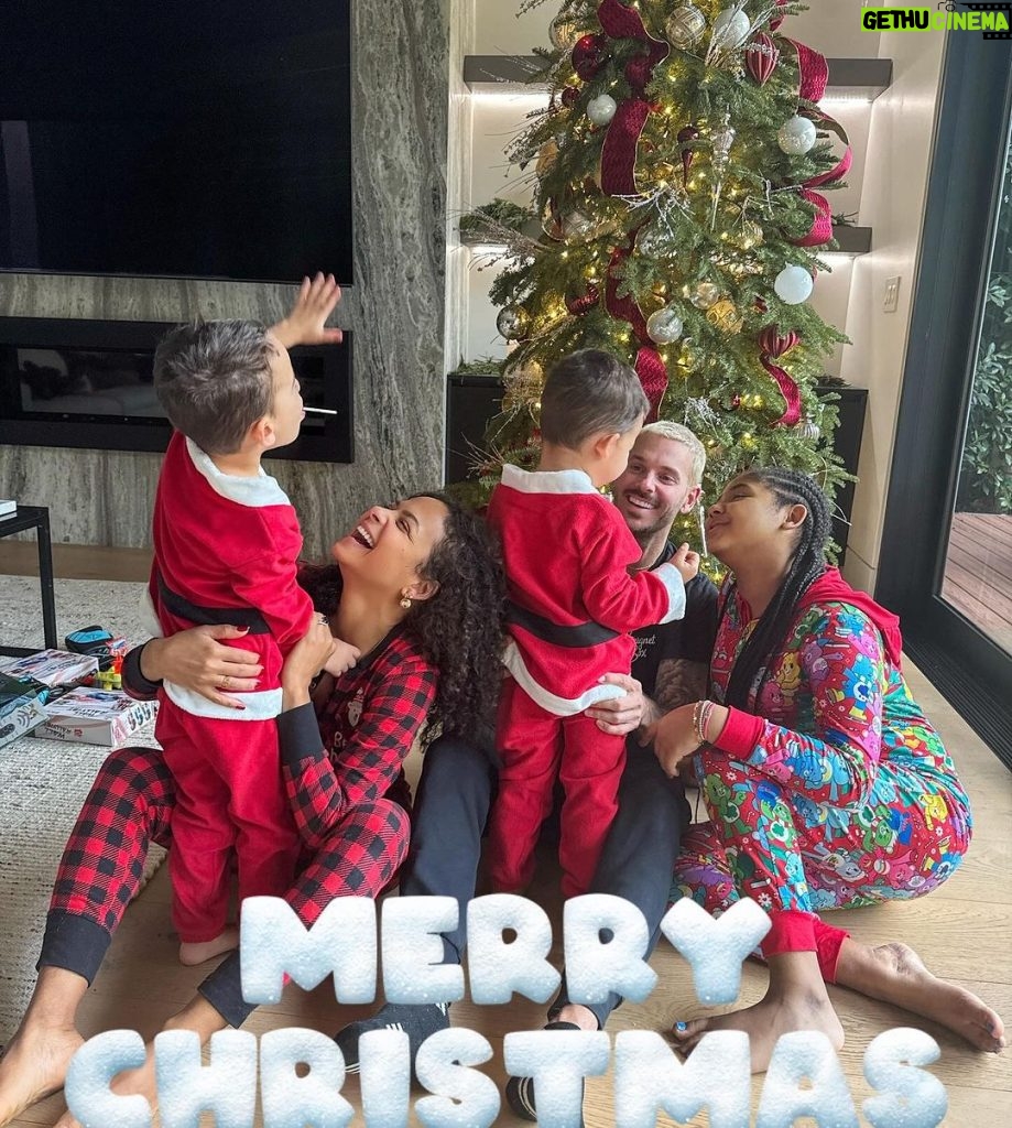 Christina Milian Instagram - Good Morning and Merry Christmas! Praying you all feel an extra dose of joy through the coming year! May your hearts be filled with light! Lots of love from our family to yours. 🎁🎄✨