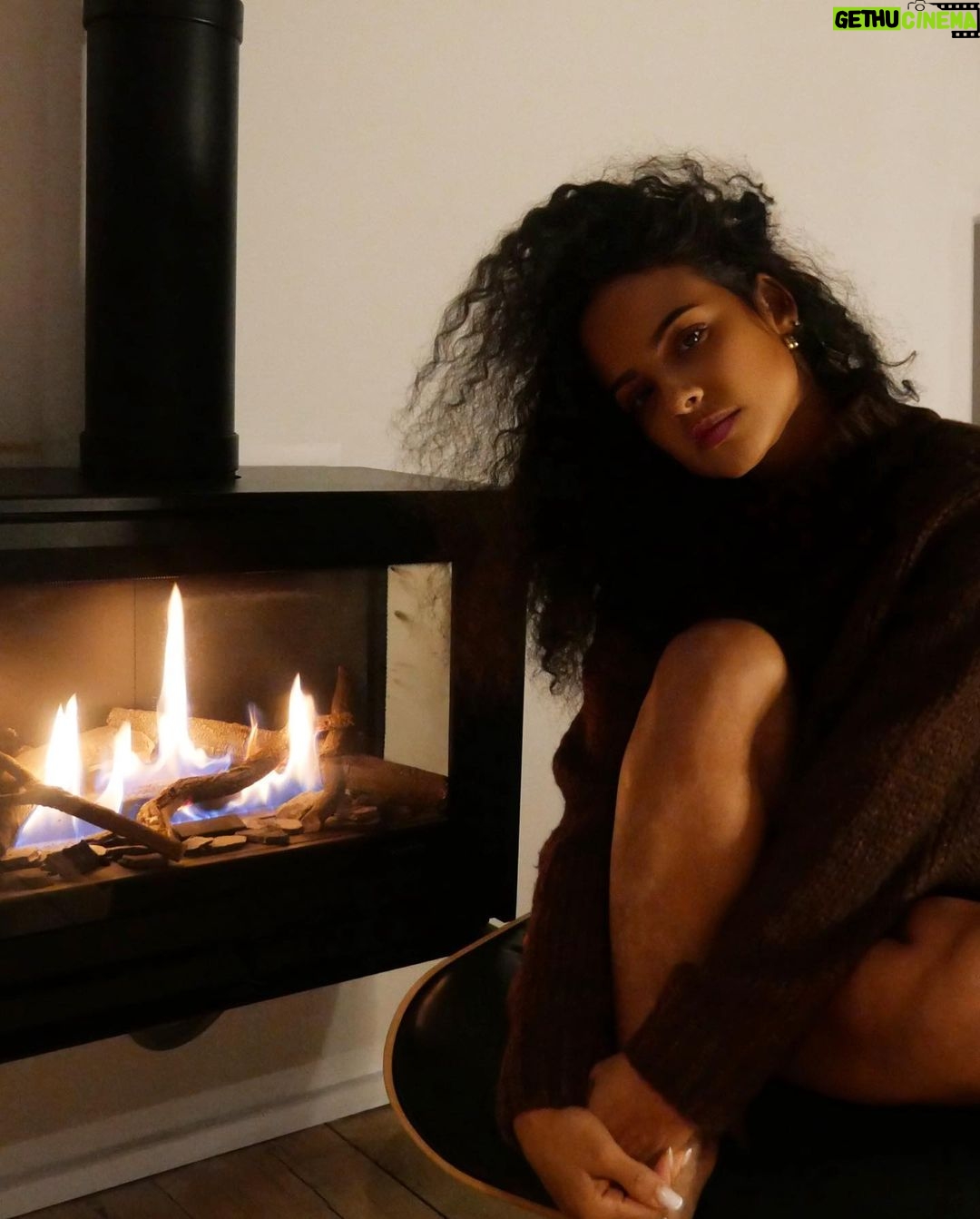 Christina Milian Instagram - Baby it’s cold outside. 🤎🔥 #WarmFuzzyFeelings #FeelingCozy Paris, France