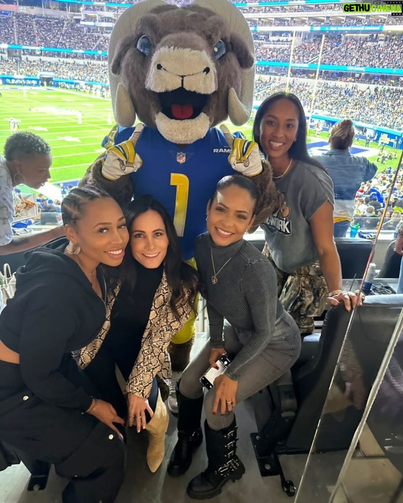 Christina Milian Instagram - Who’s house?! RAMS HOUSE! Last night was a success for the home team @rams!! Had to take a quick pic with RAMPAGE! 🐏 #WinnerWinner #ramshouse #Larams