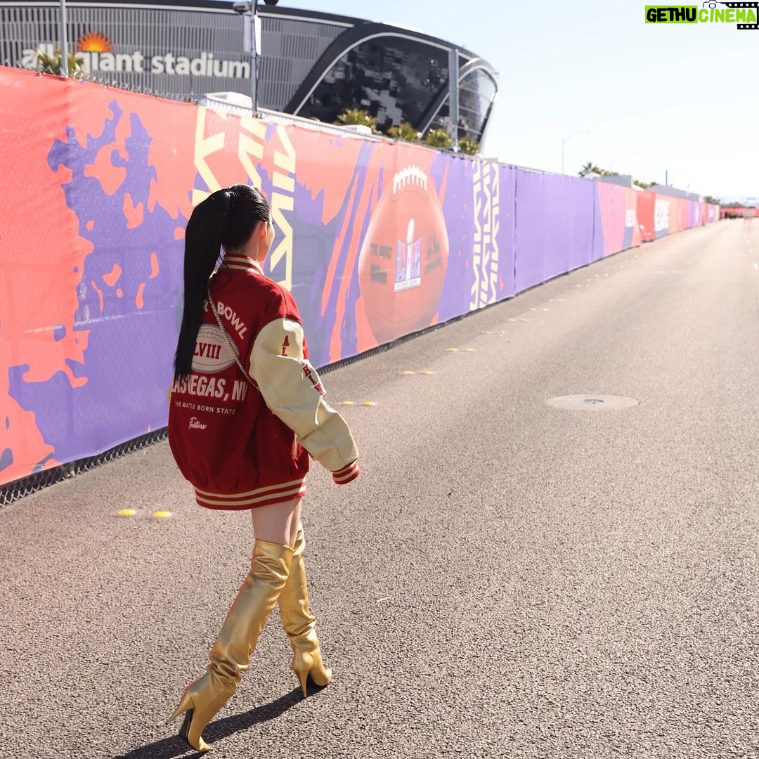 Christine Chiu Instagram - Splitting the 50 with @drchiubhps for an @usher concert and a splash of #SuperBowlLVIII β¦ Baby G knew (slide 3) that it would burn πππ #ninergang #ninersnation #49ersfaithful Allegiant Stadium