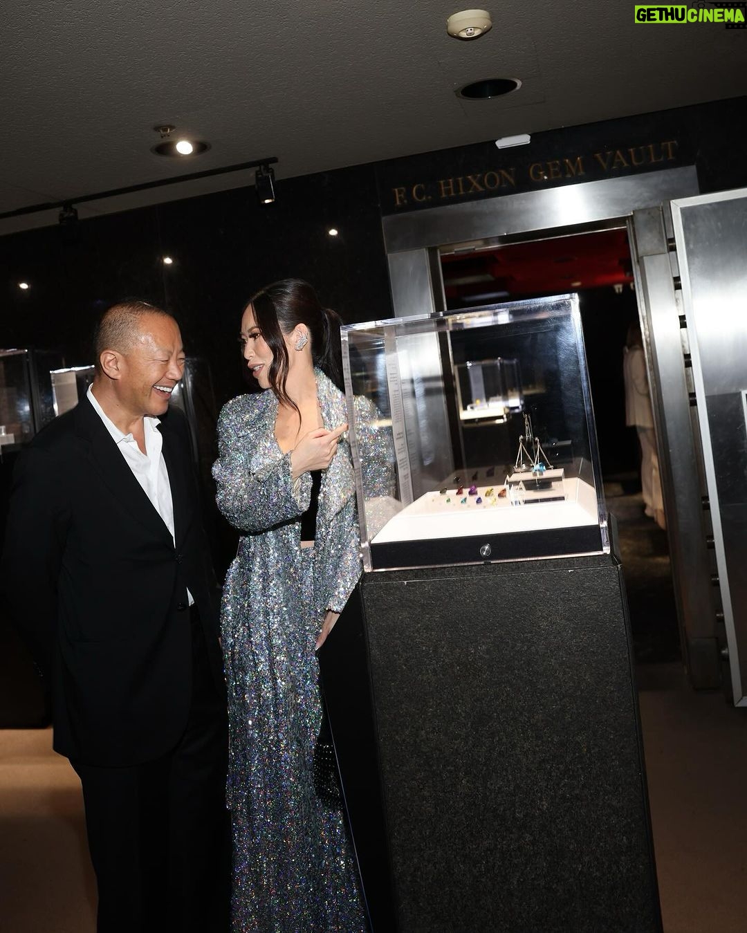Christine Chiu Instagram - 100 Carats: Icons of the Gem World at The Natural History Museum of Los Angeles π Thank you @nhmla for this special viewing and dinner celebrating the most exquisite and rare gems all weighing 100ct + ! @drchiubhps loved the science surrounding these precious natural treasures of the earth AND that nothing was for sale ππ
π€£π€£ All I want for Christmas is world peace and Jonker 1 - the 125.35ct flawless D colored diamond first discovered in 1934. The rough crystal was over 726 carats and was cut into 13 distinct stones. The Jonker is the largest. The gem was purchased by the king of Egypt in 1949 and disappeared in 1952. in the 1970s the gem reappear under the ownership of Queen Ratna of Nepal. It was then sold to an anonymous buyer who remains so until today. Guess which stone in slide 9 is the worldβs most rare? exhibition is open to the public on December 8th! πΈ @victoriasirakovaphotographer Natural History Museum of Los Angeles County