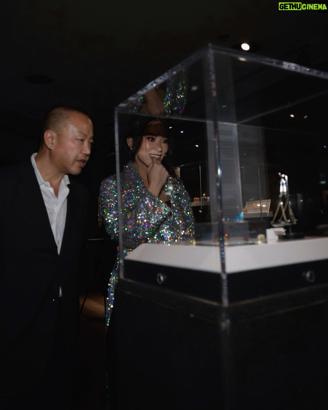 Christine Chiu Instagram - 100 Carats: Icons of the Gem World at The Natural History Museum of Los Angeles π Thank you @nhmla for this special viewing and dinner celebrating the most exquisite and rare gems all weighing 100ct + ! @drchiubhps loved the science surrounding these precious natural treasures of the earth AND that nothing was for sale ππ
π€£π€£ All I want for Christmas is world peace and Jonker 1 - the 125.35ct flawless D colored diamond first discovered in 1934. The rough crystal was over 726 carats and was cut into 13 distinct stones. The Jonker is the largest. The gem was purchased by the king of Egypt in 1949 and disappeared in 1952. in the 1970s the gem reappear under the ownership of Queen Ratna of Nepal. It was then sold to an anonymous buyer who remains so until today. Guess which stone in slide 9 is the worldβs most rare? exhibition is open to the public on December 8th! πΈ @victoriasirakovaphotographer Natural History Museum of Los Angeles County