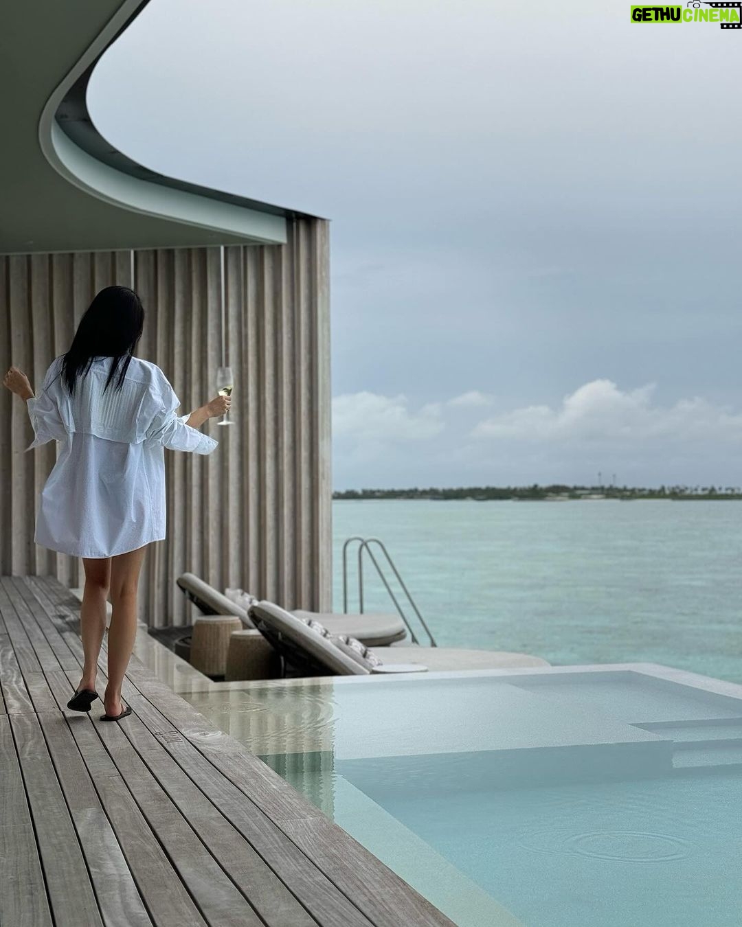 Christine Chiu Instagram - Vacation mode on 🌴 Photo credit @drchiubhps 📸❤️ Disclaimer- no glam, no professional photographer- just sleep, family, and day 3 of the most amazing breakfast buffet I’ve ever had… The Ritz-Carlton Maldives, Fari Islands