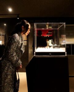 Christine Chiu Instagram - 100 Carats: Icons of the Gem World at The Natural History Museum of Los Angeles 💎 Thank you @nhmla for this special viewing and dinner celebrating the most exquisite and rare gems all weighing 100ct + ! @drchiubhps loved the science surrounding these precious natural treasures of the earth AND that nothing was for sale 😆😅🤣🤣 All I want for Christmas is world peace and Jonker 1 - the 125.35ct flawless D colored diamond first discovered in 1934. The rough crystal was over 726 carats and was cut into 13 distinct stones. The Jonker is the largest. The gem was purchased by the king of Egypt in 1949 and disappeared in 1952. in the 1970s the gem reappear under the ownership of Queen Ratna of Nepal. It was then sold to an anonymous buyer who remains so until today. Guess which stone in slide 9 is the world’s most rare? exhibition is open to the public on December 8th! 📸 @victoriasirakovaphotographer Natural History Museum of Los Angeles County