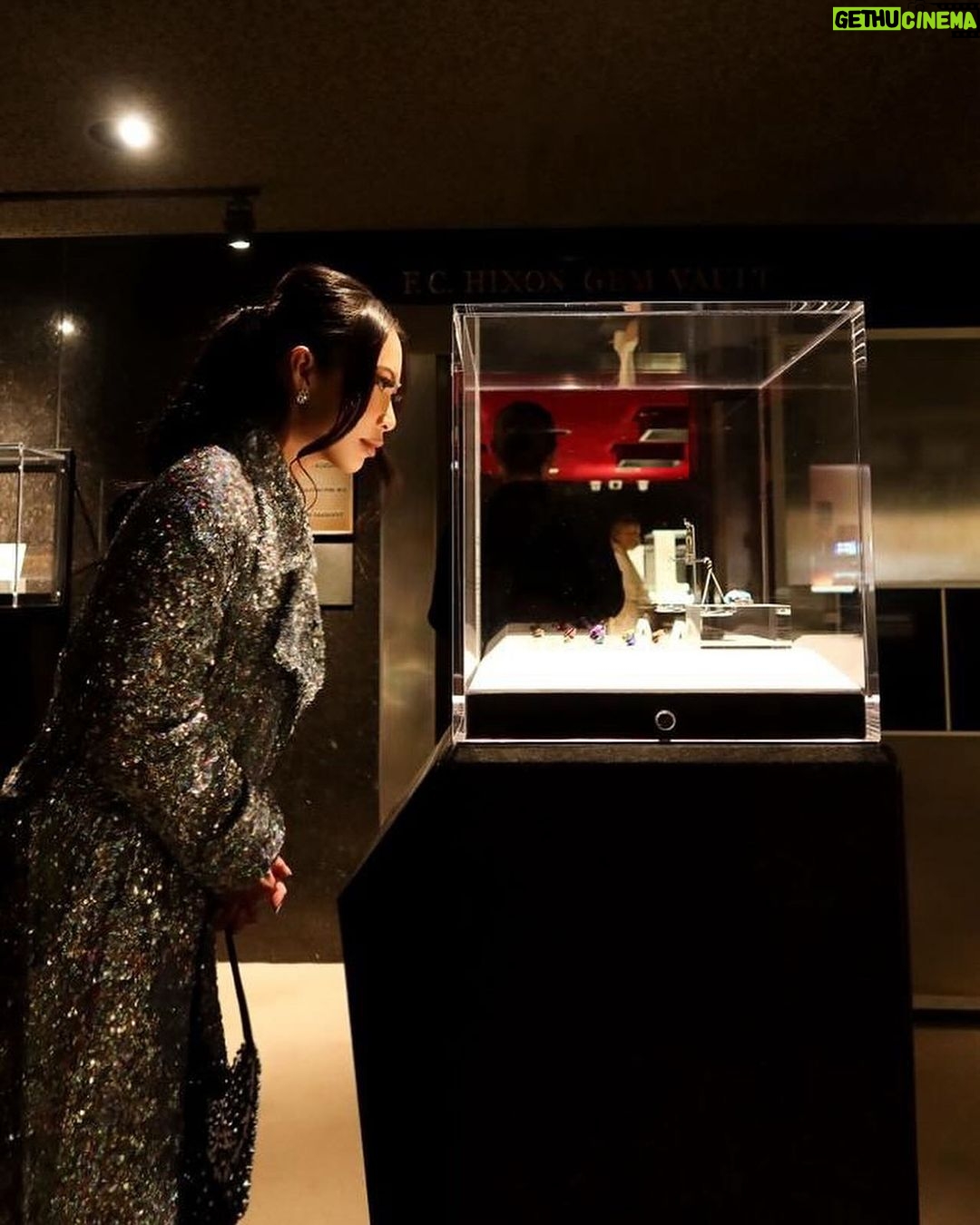Christine Chiu Instagram - 100 Carats: Icons of the Gem World at The Natural History Museum of Los Angeles π Thank you @nhmla for this special viewing and dinner celebrating the most exquisite and rare gems all weighing 100ct + ! @drchiubhps loved the science surrounding these precious natural treasures of the earth AND that nothing was for sale ππ
π€£π€£ All I want for Christmas is world peace and Jonker 1 - the 125.35ct flawless D colored diamond first discovered in 1934. The rough crystal was over 726 carats and was cut into 13 distinct stones. The Jonker is the largest. The gem was purchased by the king of Egypt in 1949 and disappeared in 1952. in the 1970s the gem reappear under the ownership of Queen Ratna of Nepal. It was then sold to an anonymous buyer who remains so until today. Guess which stone in slide 9 is the worldβs most rare? exhibition is open to the public on December 8th! πΈ @victoriasirakovaphotographer Natural History Museum of Los Angeles County
