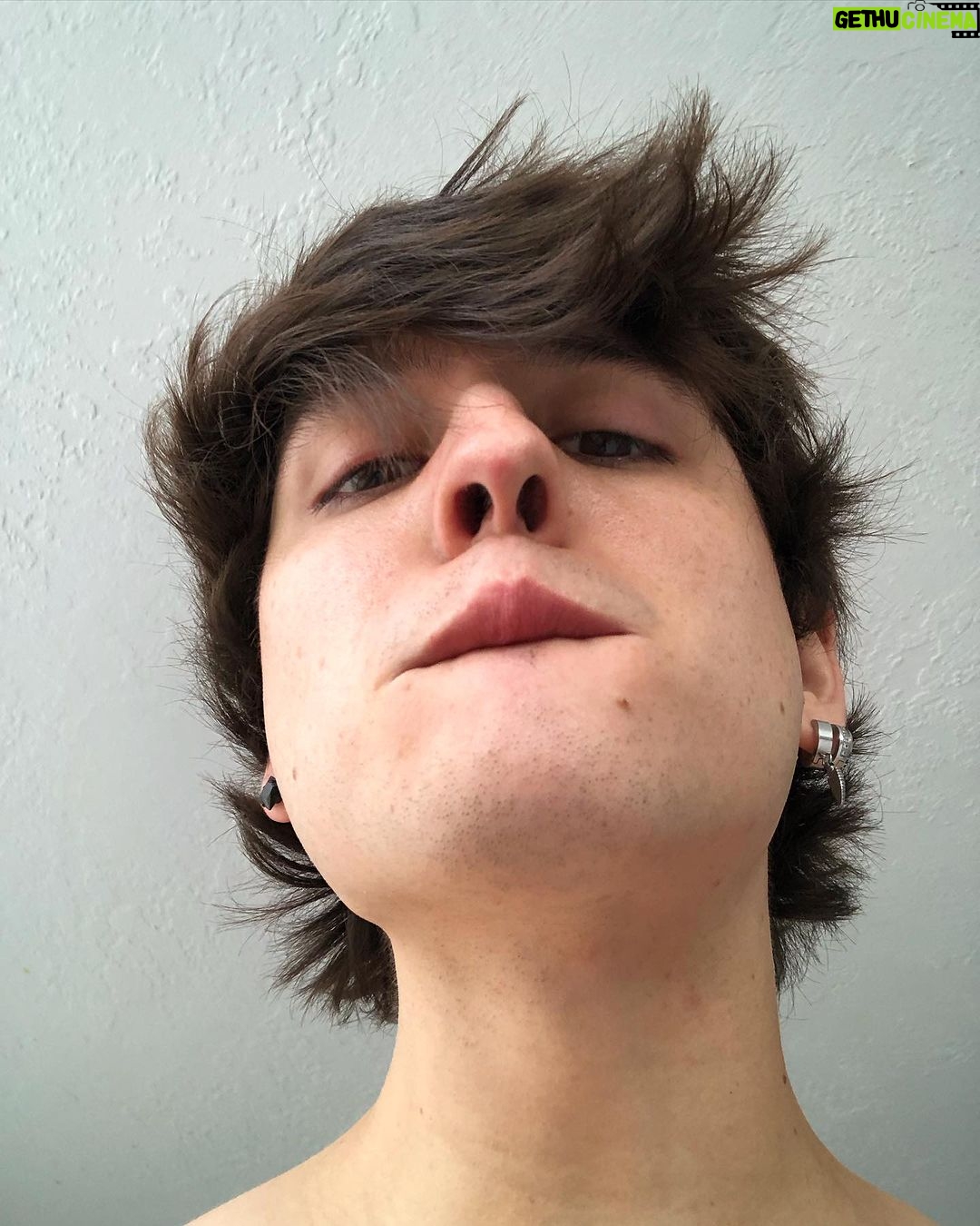 Christopher Vélez - 136K Likes - Creo que necesito un corte de pelo… 😅 ustedes que dicen?