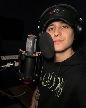 Christopher Vélez Instagram - Empezando el 2024 como se debe🔥🎶 se vienen muchas cosas😁