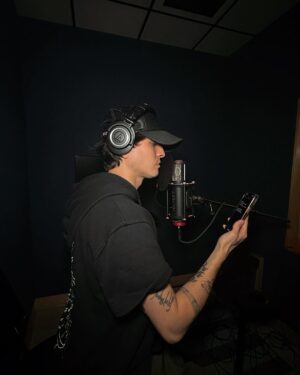 Christopher Vélez Instagram - Empezando el 2024 como se debe🔥🎶 se vienen muchas cosas😁