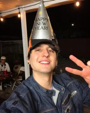 Christopher Vélez Instagram - Feliz Año Nuevo para todos 🎉🎊🔥 vamos con todo 2024 💪🏻🔥