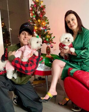 Christopher Vélez Instagram - Feliz Navidad 🎄 mis mejores deseos para todos y cada uno de ustedes ❤️🎅🏻 y que vivan los pequeños novios😍❤️