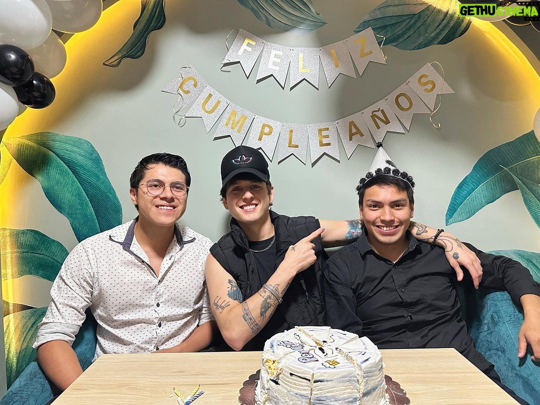 Christopher Vélez - 153.4K Likes - Un poco de lo que fue mi cumpleaños 🎂 en mi hermoso Loja 😎🔥