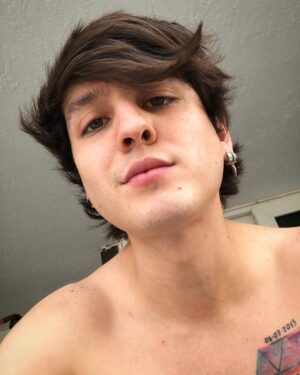 Christopher Vélez Instagram - Creo que necesito un corte de pelo… 😅 ustedes que dicen?