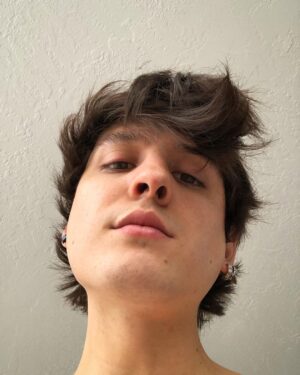 Christopher Vélez Instagram - Creo que necesito un corte de pelo… 😅 ustedes que dicen?