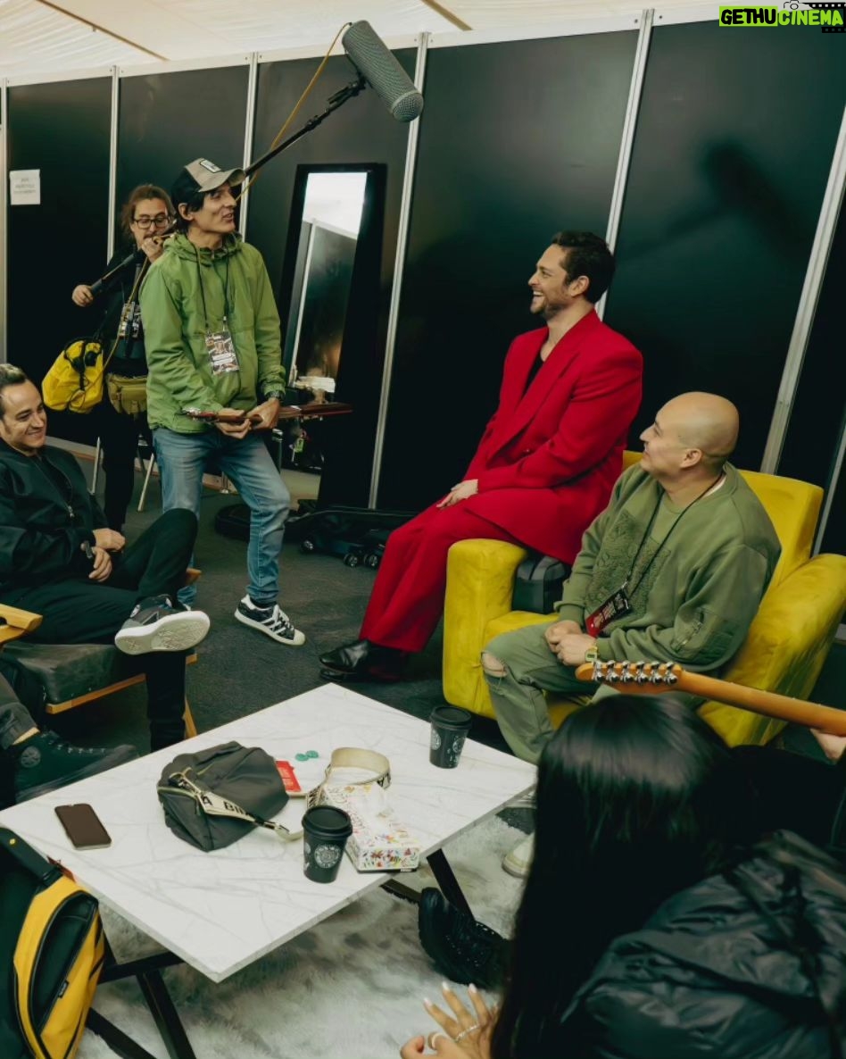 Christopher Von Uckermann Instagram - Quienes ya lo vieron en el escenario, saben que Christopher von Uckermann lo está dando todo en el Soy Rebelde Tour de RBD 🔥 y, ahora que estuvimos backstage con él, descubrimos que la energía que desborda en cada show la trae ya a flor de piel desde antes de que comience la presentación. En exclusiva, @frescolns nos comparte imágenes de lo que vive Christopher junto a su equipo en los minutos previos al inicio de los conciertos. 😎 . . . . #christophervonuckermann #rbd #soyrbeldetour (Fotos: @frescolns)