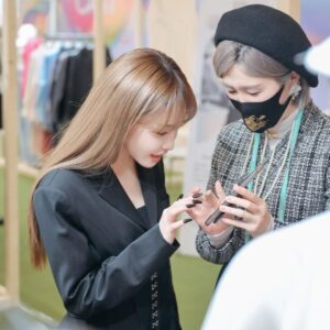 Chungha Instagram - 이슬언니랑 함께해서 소중하고 행복해ㅠㅠ🤍
앞으로도 예쁜 우리나라 한복 많이 알려주세요!! 리슬 최고!! 🤟🏻 
오늘 선물해 주신 옷으로 예쁘게 춤추는 모습 보여드릴게요!!
너무 고맙고 사랑해요!

@leesle @hanbok_leesle
#청하 #CHUNGHA #리슬 #LEESLE
#서울패션위크트레이드쇼 #패션위크
#캐스트 #CAST