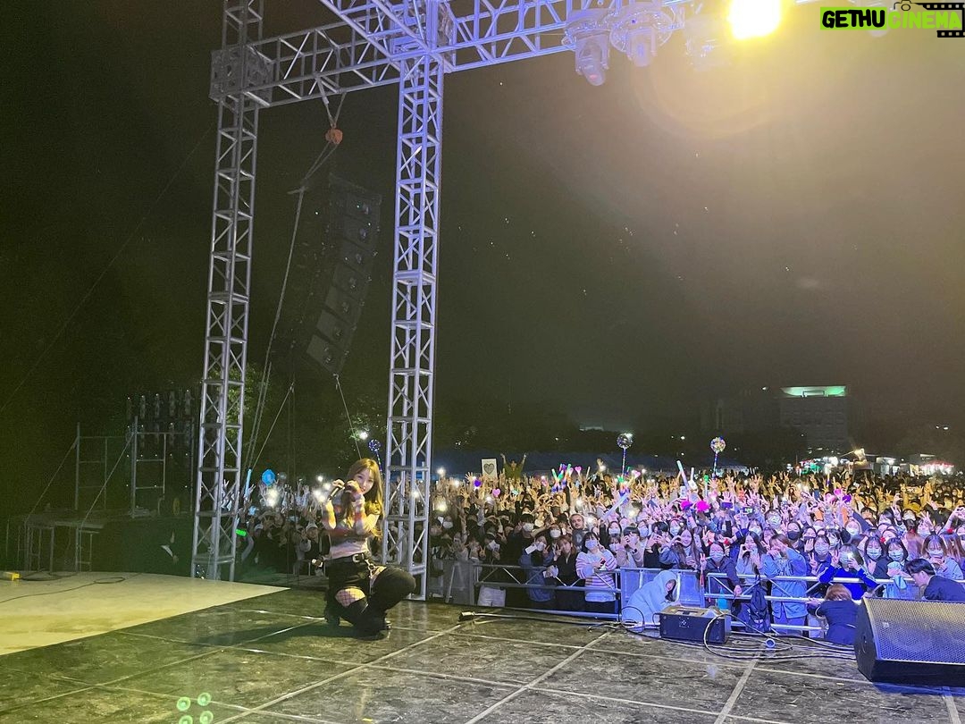 Chungha Instagram - 무대 올라가기 전 공연도 보고>< 너무 행복했어요🤍🤍 #남서울대학교 여러분도 행복만 해요🤟🏻 너무 고마워요!!! 💚💙💜 #청하 #CHUNGHA