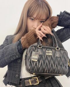 Chungha Instagram - @MiuMiu #MiuMiuSS23 #MiucciaPrada #AD 10월 4일 오후 9시 파리에서 진행되는 Miu Miu SS23 Fashion Show, 오늘 저녁, MiuMiu에서 생방송으로 함께해요☺🖤 #청하 #CHUNGHA