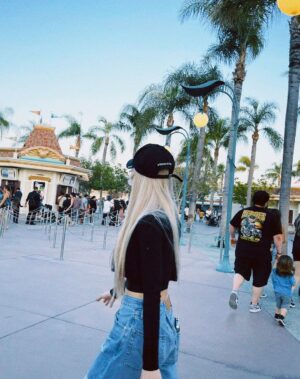 Chungha Instagram - "The happiest place in the world"
Disney Land 🏰❤
#Thankyou JADEN 😆 
@jdnbc

#청하 #CHUNGHA
#Disneyland