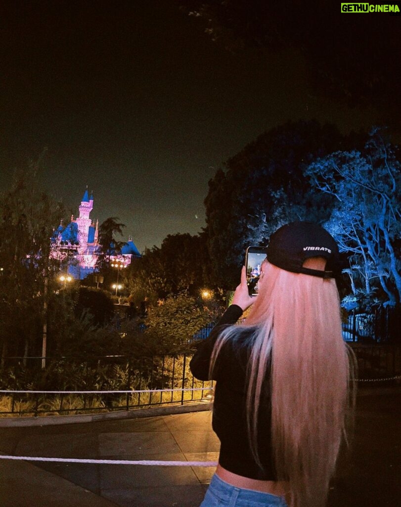 Chungha Instagram - "The happiest place in the world" Disney Land 🏰❤ #Thankyou JADEN 😆 @jdnbc #청하 #CHUNGHA #Disneyland