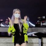Chungha Instagram - ✨ Sparkling in LONDON🌉🇬🇧! ✨ 부끄러워하면서도 시키면 잘하는 청하 (●'◡'●) 💚💙💜 #청하 #CHUNGHA #BareRare #Sparkling #sparklingchallenge