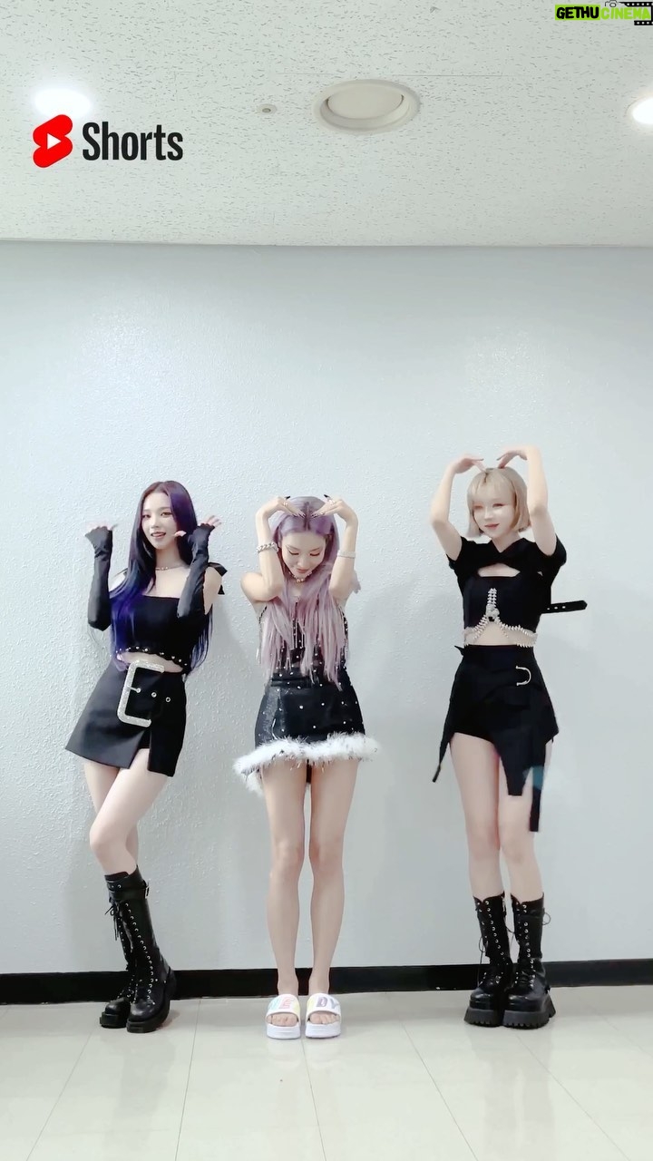 Chungha Instagram - CHUNG HA 청하 지켜봐 #aespa ! 완벽 #Girls 카리나 윈터 님과 #SparklingChallenge ✨YouTubeShorts🎉 성공! #청하 #CHUNGHA #BareRare #Sparkling #에스파 #aespa #Girls #카리나 #윈터#CHUNGHA_BareRare #CHUNGHA_Sparkling @aespa_official