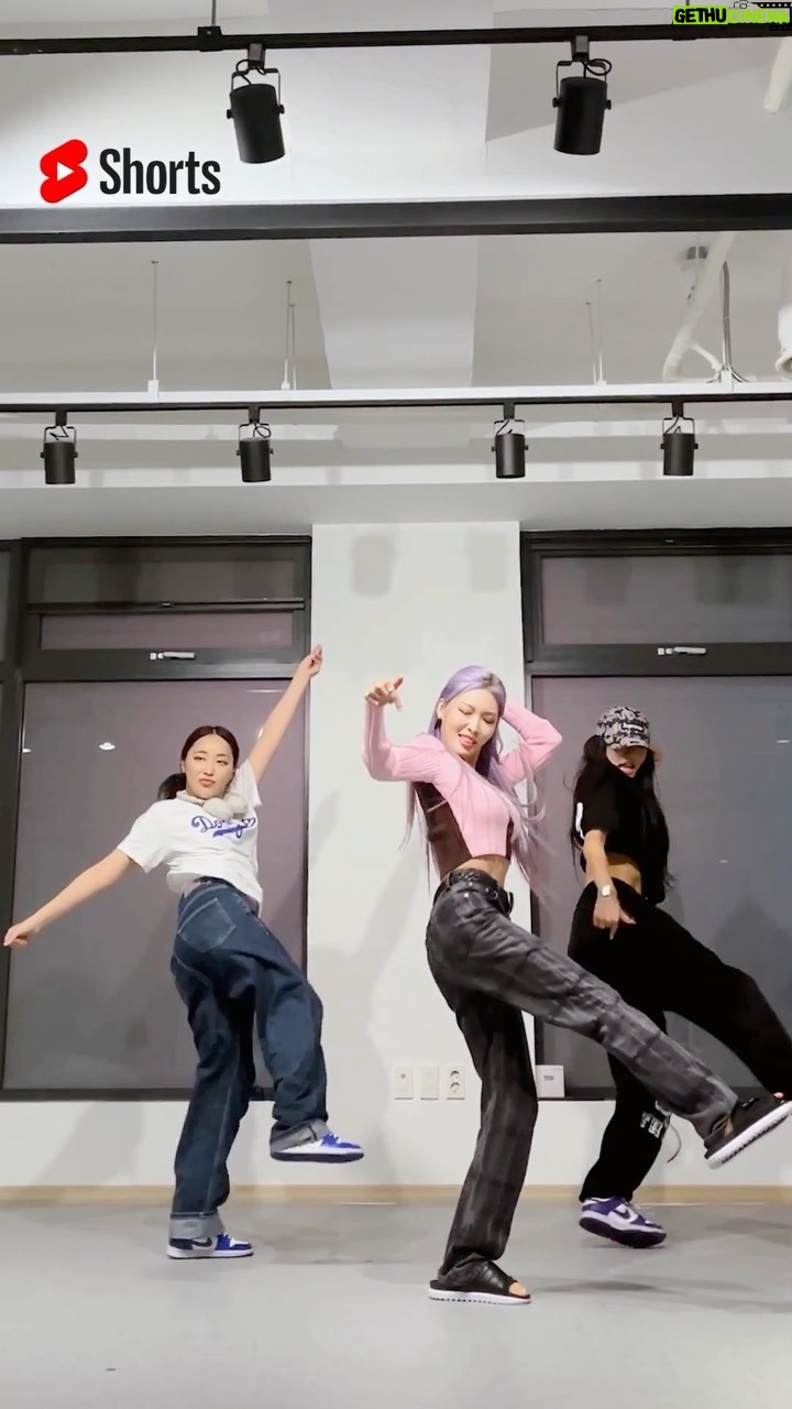 Chungha Instagram - CHUNG HA 청하 #SparklingChallenge✨ Yo 힙 to the 합 to the 스파클링🫶🏻 #YouTubeShorts 로 지금 당장 GO! #청하 #CHUNGHA✨#BareRare #Sparkling #댄서 #dancer #CHUNGHA_BareRare #CHUNGHA_Sparkling @ashalove_flawless @haeinyss_