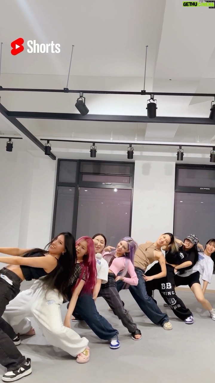 Chungha Instagram - CHUNG HA 청하 X 최강 안무팀🦸🏻♀️ #SparklingChallenge ✨ #YouTubeShorts 와 함께 LIMBO Time🎶 #청하 #CHUNGHA✨#BareRare #Sparkling #댄서 #dancer #CHUNGHA_BareRare #CHUNGHA_Sparkling @haeinyss_ @_hexxy @imymesara @jena__sha @feelionly @soltuff @ashalove_flawless @bbz_captain.zizi