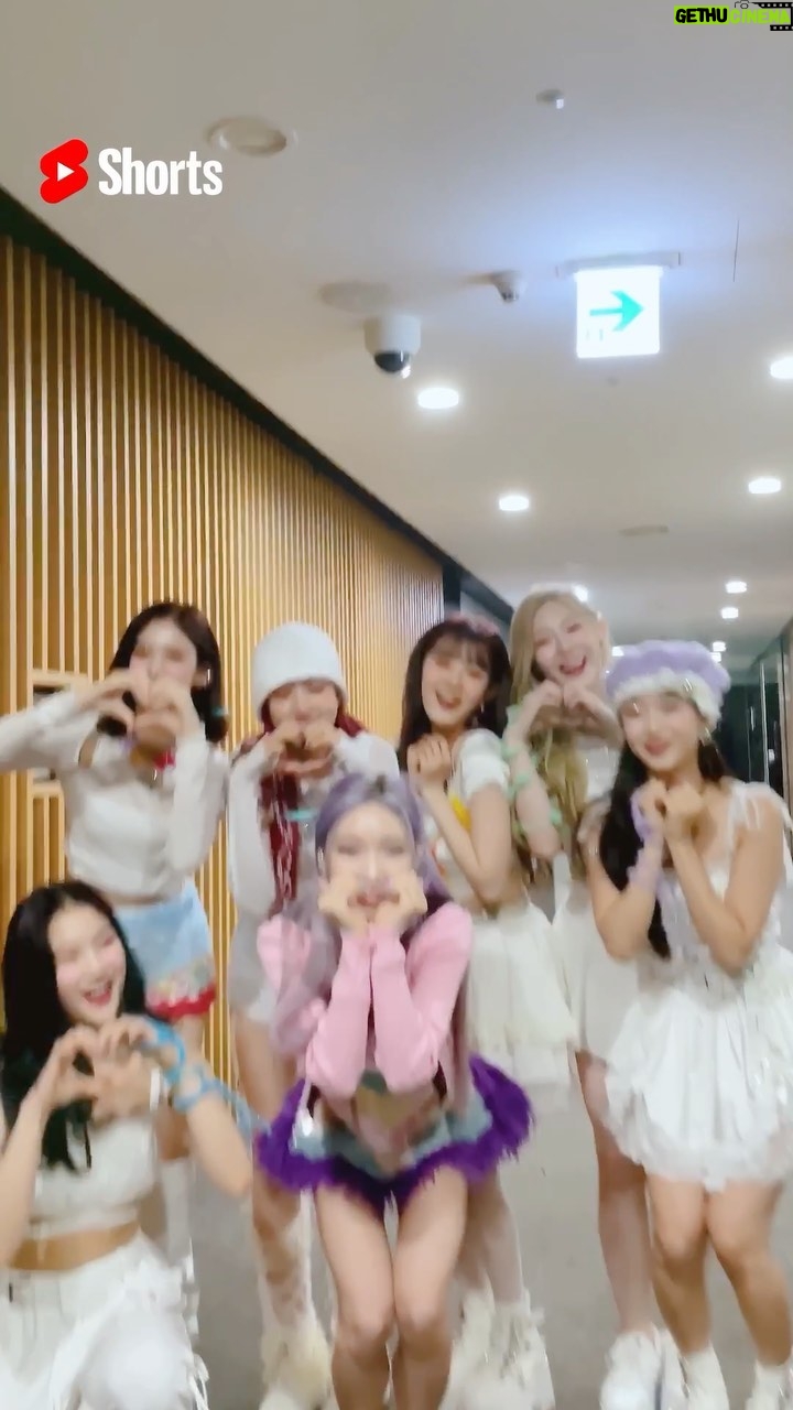 Chungha Instagram - CHUNG HA 청하 #SparklingChallenge BEAUTIFUL MONSTER ✨ 스테이씨와 Sparkling 청하의 조화💖 #YouTubeShorts 로 다 보여줘 🫶🏻 #청하 #CHUNGHA✨#BareRare #Sparkling #STAYC #스테이씨#CHUNGHA_BareRare #CHUNGHA_Sparkling @stayc_highup