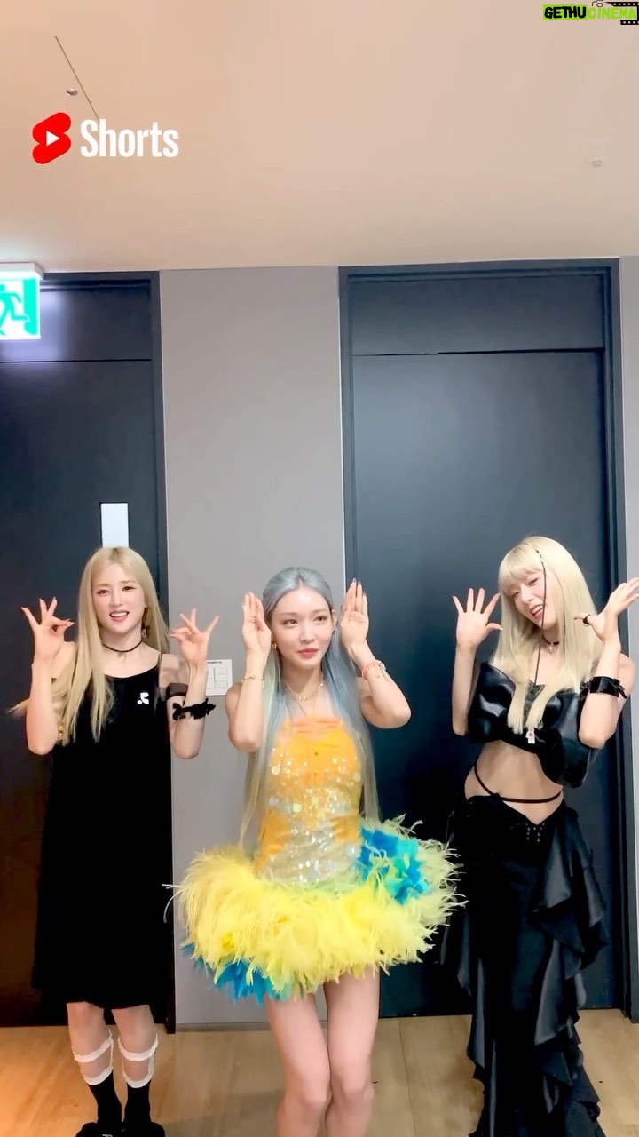 Chungha Instagram - CHUNG HA 청하 X Apink 초🫶🏻봄🫶🏻 Copycat으로 매력 뿜뿜 중인 초봄 선배님들과 #SparklingChallenge 💖 #YouTubeShorts 🐈🐈 #청하 #CHUNGHA✨#BareRare #Sparkling #Apink #에이핑크 #초봄 #Copycat #CHUNGHA_BareRare #CHUNGHA_Sparkling @official.apink2011