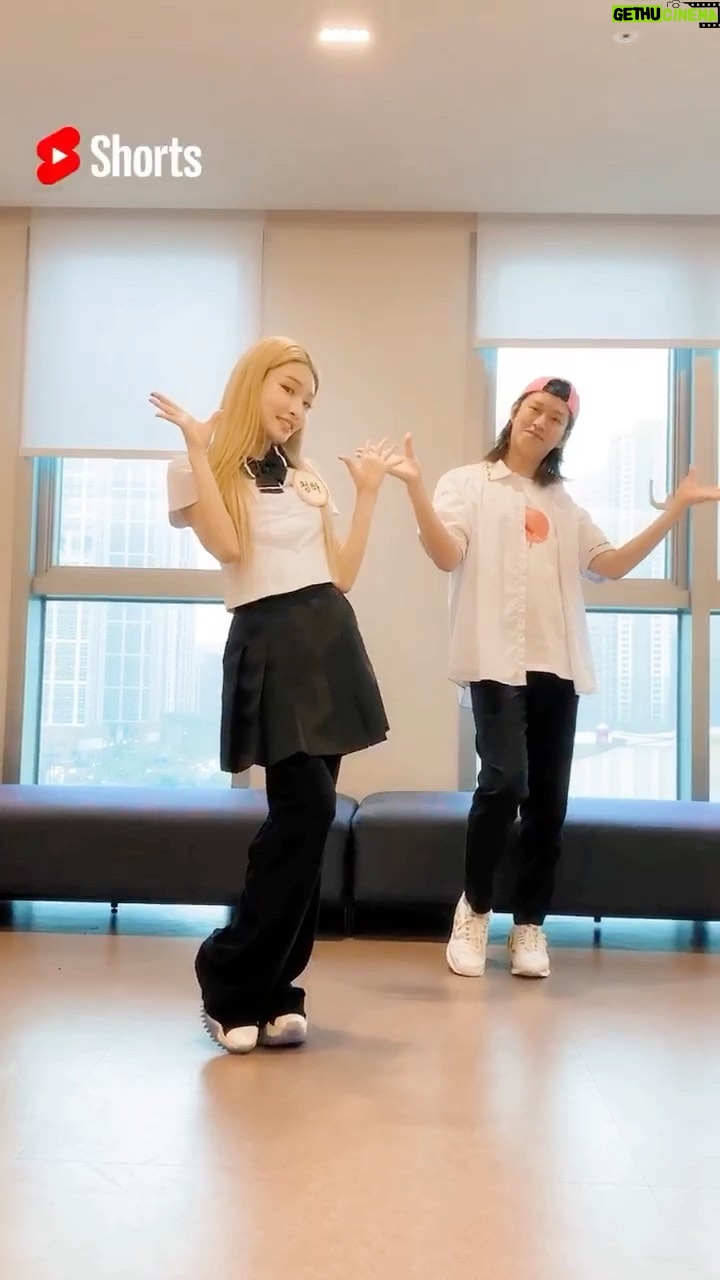 Chungha Instagram - CHUNG HA 청하 X 우주대스타 김희철 #SparklingChallenge #YouTubeShorts I👇🏻I👇🏻I👇🏻 @kimheenim