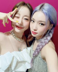 Chungha Instagram - [📸] #BareRare #Sparkling 뎡이🤍 너랑 또 함께 활동해서 외롭지 않았어 항상 언니 같은 동생이어줘서 고마워 사랑해🫶🏻 @uyj__0803 @wjsn_cosmic #청하 #CHUNGHA #우주소녀 #연정
