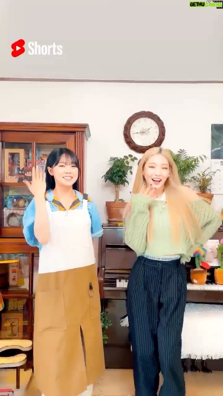 Chungha Instagram - 요리조리 통통 튀는 청하와 미노이의 #SparklingChallenge 🌟 #YouTubeShorts #CHUNGHA #meenoie