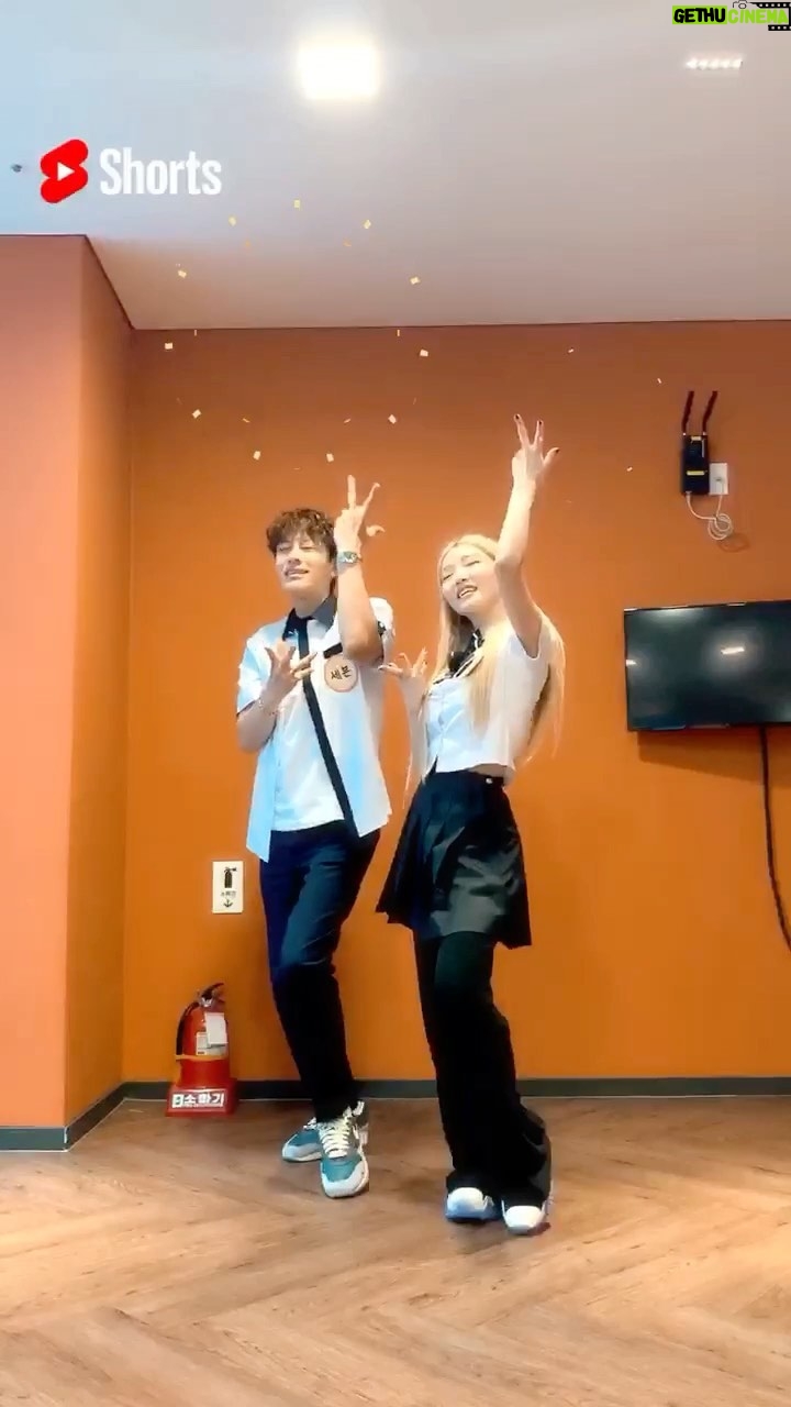Chungha Instagram - 청하 X 세븐🌠 #SparklingChallenge #YouTubeShorts @chungha_official @se7enofficial