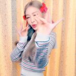 Chungha Instagram - 당신의 스파클링한 순간을 Shorts로 공유해 주세요! 오직 #YouTubeShorts 로 참여할 수 있는 청하의 #SparklingChallenge 💃🕺💖 ✨ 나만의 스파클링한 순간을 영상에 담아주세요 ✨ 촬영한 영상을 YouTube Shorts에 업로드 ✨ 해시태그 #SparklingChallenge #Shorts는 필수