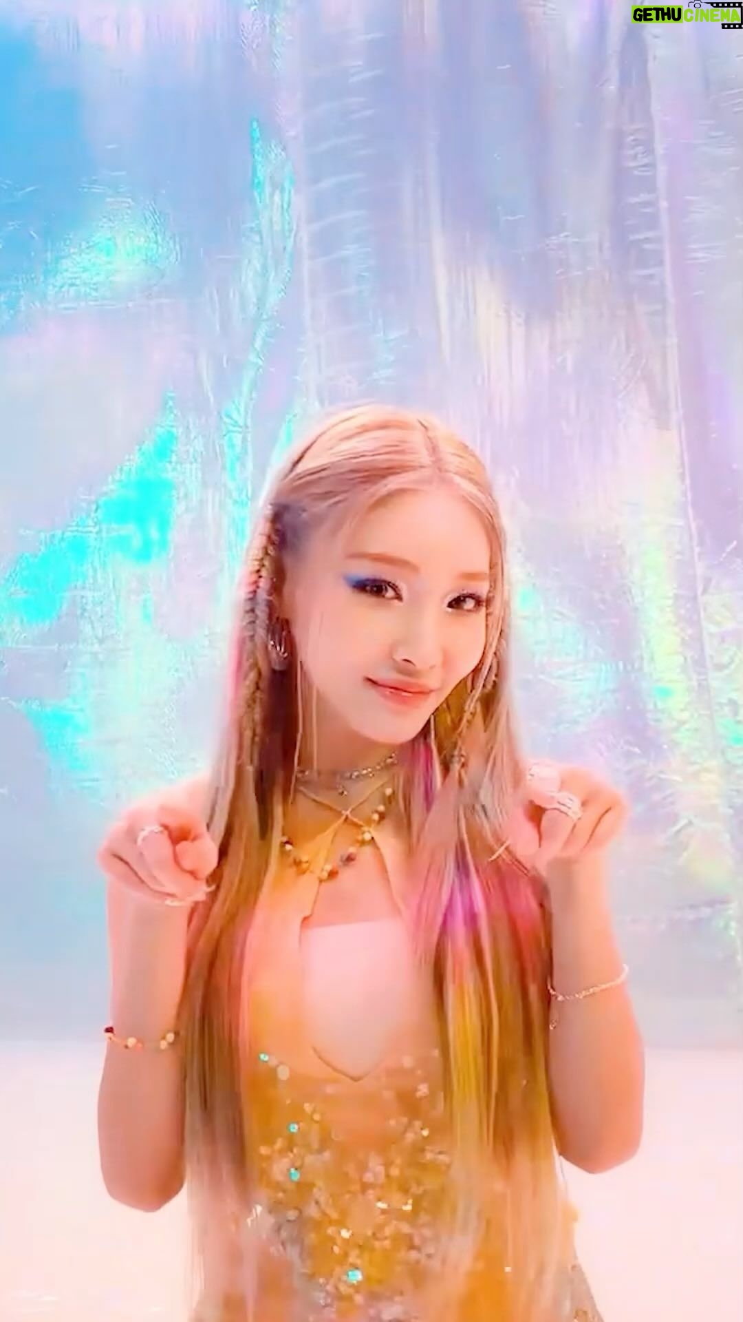 Chungha Instagram - 당신의 스파클링한 순간을 Shorts로 만들어주세요 ✨ 오직 #YouTubeShorts 에서만! #SparklingChallenge