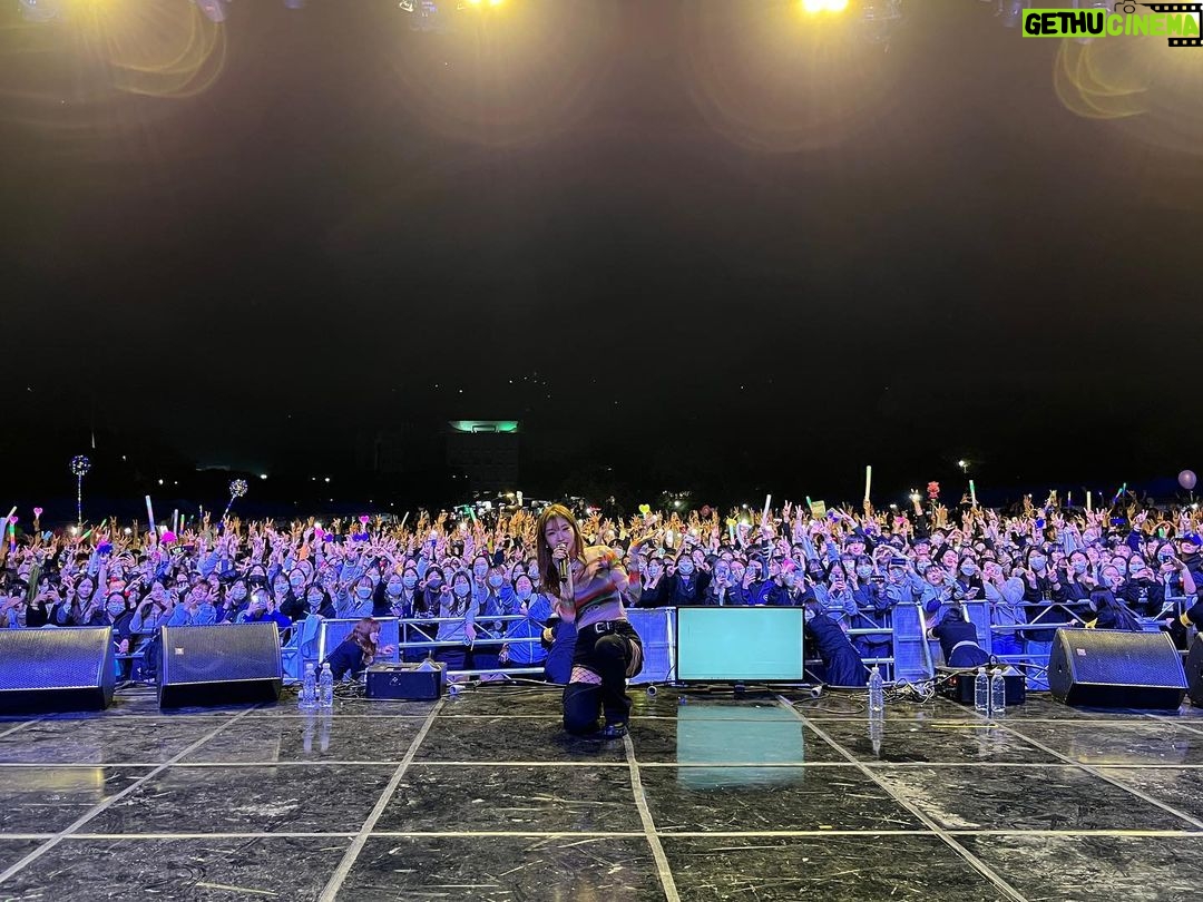 Chungha Instagram - 무대 올라가기 전 공연도 보고>< 너무 행복했어요🤍🤍 #남서울대학교 여러분도 행복만 해요🤟🏻 너무 고마워요!!! 💚💙💜 #청하 #CHUNGHA