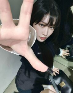Chungha Instagram - @MiuMiu #MiuMiuFW23 #AD my twin her name 🖤MIU MIU🖤 3월 7일 오후 10시에 파리에서 진행되는 미우미우 FW23 패션쇼! 오늘 저녁 MIU MIU와 함께해요! #청하 #CHUNGHA