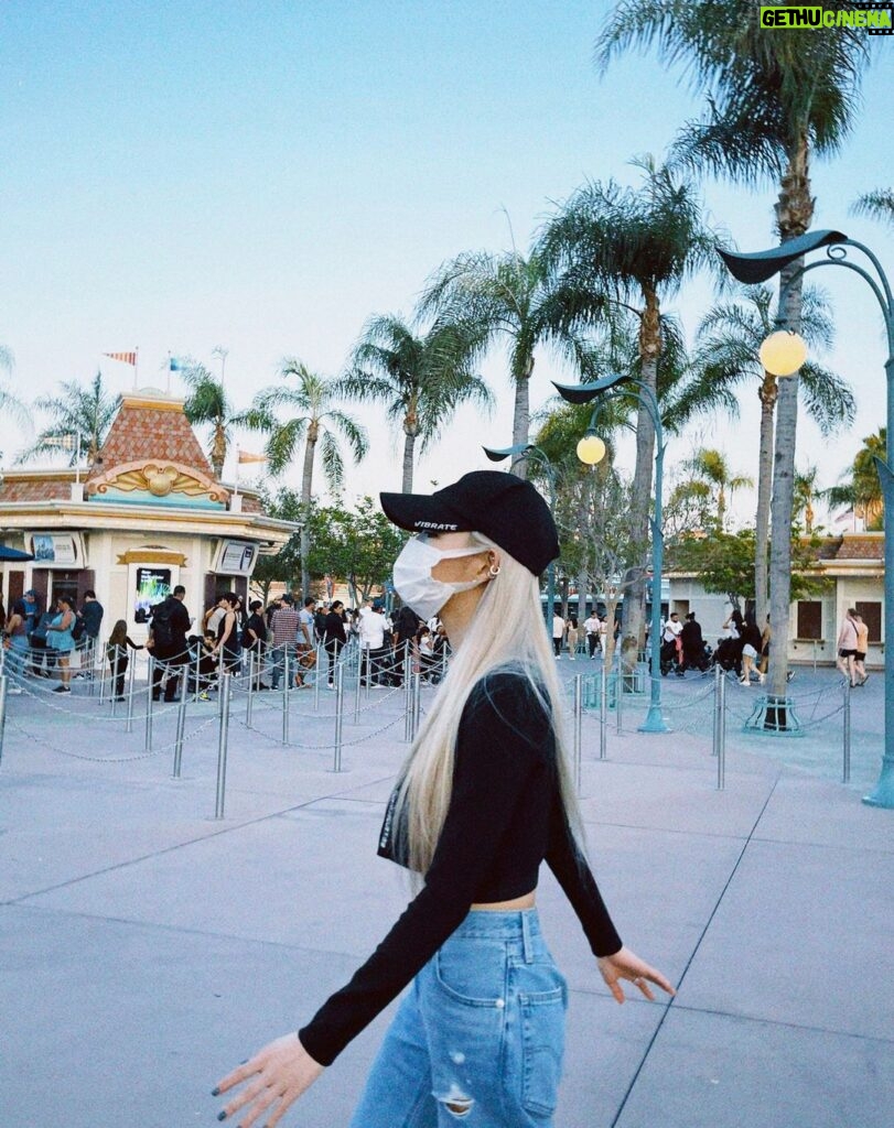 Chungha Instagram - "The happiest place in the world" Disney Land 🏰❤ #Thankyou JADEN 😆 @jdnbc #청하 #CHUNGHA #Disneyland