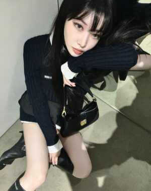 Chungha Instagram - @MiuMiu #MiuMiuFW23 #AD

my twin her name
🖤MIU MIU🖤
3월 7일 오후 10시에 파리에서 진행되는 미우미우 FW23 패션쇼! 오늘 저녁 MIU MIU와 함께해요!

#청하 #CHUNGHA