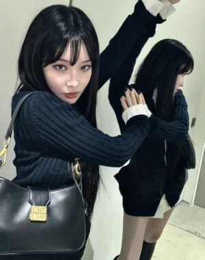 Chungha Instagram - @MiuMiu #MiuMiuFW23 #AD

my twin her name
🖤MIU MIU🖤
3월 7일 오후 10시에 파리에서 진행되는 미우미우 FW23 패션쇼! 오늘 저녁 MIU MIU와 함께해요!

#청하 #CHUNGHA