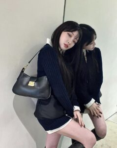 Chungha Instagram - @MiuMiu #MiuMiuFW23 #AD my twin her name 🖤MIU MIU🖤 3월 7일 오후 10시에 파리에서 진행되는 미우미우 FW23 패션쇼! 오늘 저녁 MIU MIU와 함께해요! #청하 #CHUNGHA