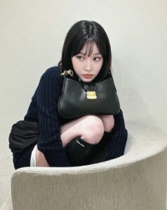 Chungha Instagram - @MiuMiu #MiuMiuFW23 #AD my twin her name 🖤MIU MIU🖤 3월 7일 오후 10시에 파리에서 진행되는 미우미우 FW23 패션쇼! 오늘 저녁 MIU MIU와 함께해요! #청하 #CHUNGHA
