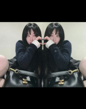 Chungha Instagram - @MiuMiu #MiuMiuFW23 #AD

my twin her name
🖤MIU MIU🖤
3월 7일 오후 10시에 파리에서 진행되는 미우미우 FW23 패션쇼! 오늘 저녁 MIU MIU와 함께해요!

#청하 #CHUNGHA