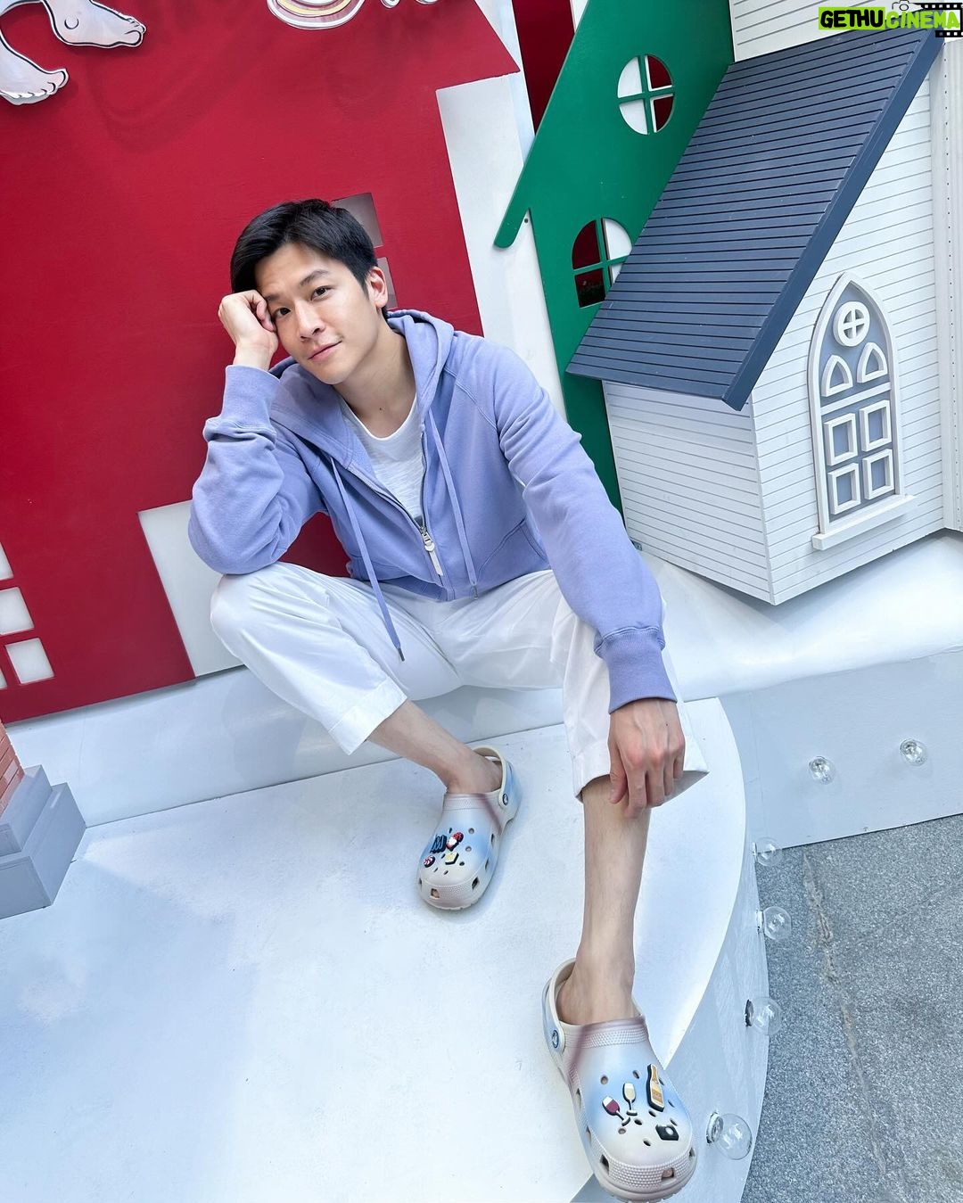 Chutavuth Pattarakampol Instagram - 🎅🏻🎁🎄🦌 #crocs #crocsTH #GreetingSeason #gift